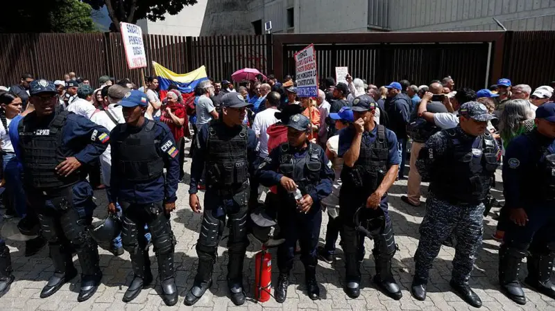 Policías venezolanos frente a una protesta en Caracas por los bajos salarios.